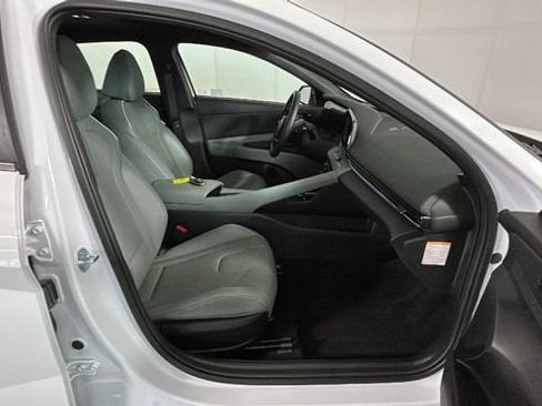 Certified 2025 Hyundai Elantra Limited FWD image 31