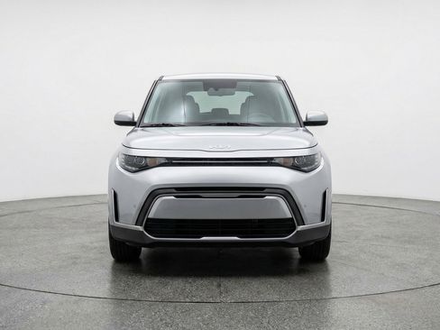 Used 2025 Kia Soul LX w/ LX Technology Package FWD image 2