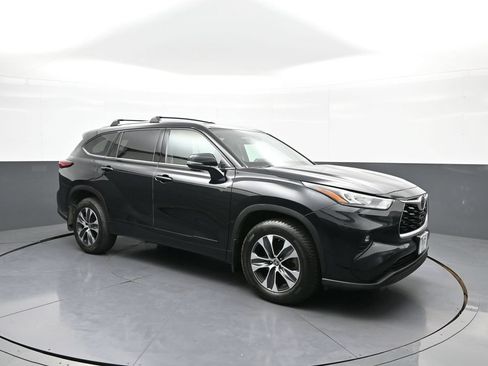 Certified 2020 Toyota Highlander XLE AWD/4WD image 4
