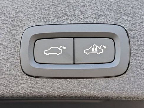 New 2025 Volvo XC40 B5 Core w/ Protection Package Premier image 17