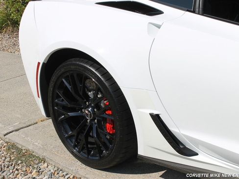 Used 2015 Chevrolet Corvette Z06 w/ 3LZ Preferred Equipment Group RWD image 32
