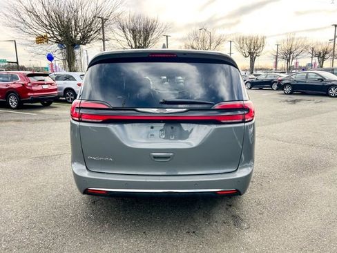 Used 2022 Chrysler Pacifica Touring-L image 8