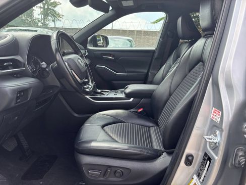 Used 2024 Toyota Highlander XSE FWD image 28