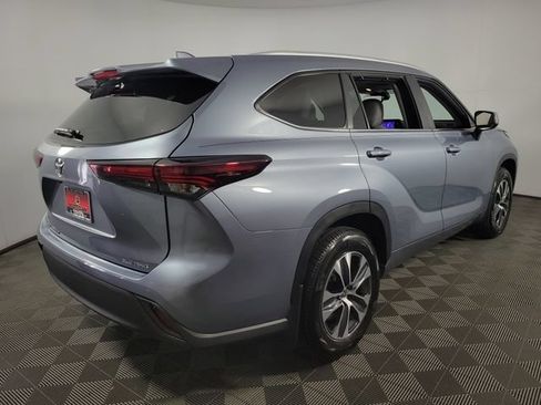 Used 2024 Toyota Highlander XLE AWD/4WD image 8