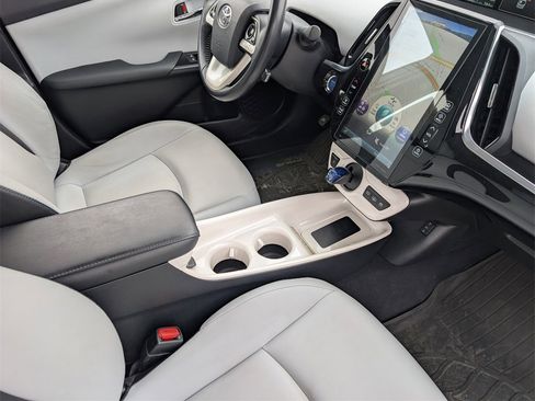 Used 2017 Toyota Prius Prime Premium image 21