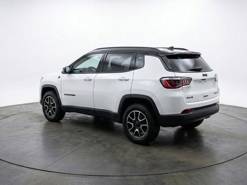 Used 2025 Jeep Compass Trailhawk AWD/4WD image 6