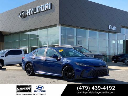 Used 2025 Toyota Camry SE image 1