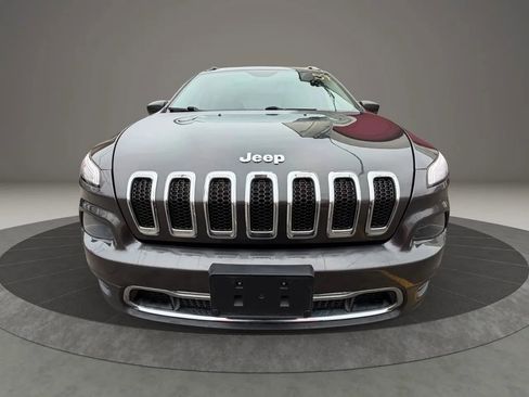 Used 2017 Jeep Cherokee Limited image 2