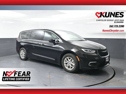 Used 2025 Chrysler Pacifica Select
