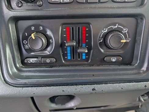 Used 2005 GMC Sierra 2500 SLE w/ Skid Plate Package image 13