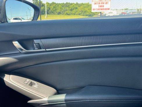 Used 2018 Honda Accord EX image 32