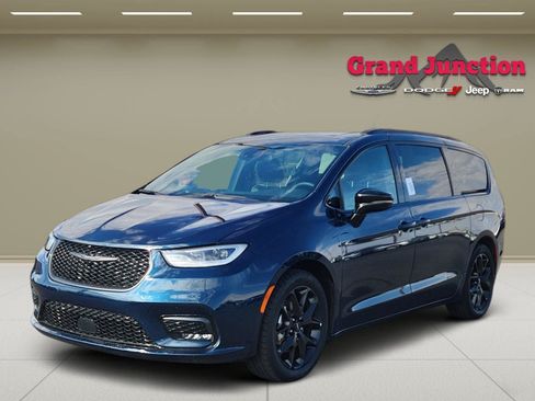 Used 2025 Chrysler Pacifica Limited FWD image 3