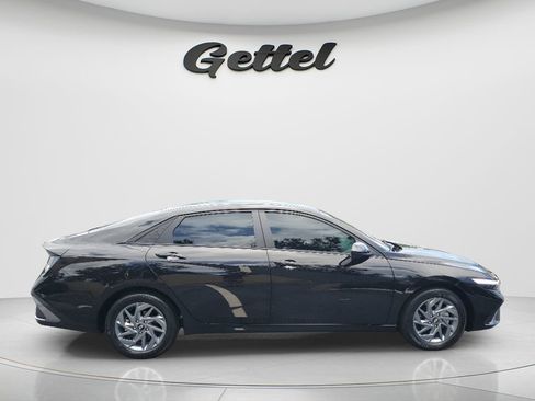 Used 2024 Hyundai Elantra Blue FWD image 4