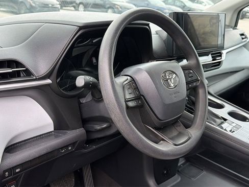 Used 2025 Toyota Sienna LE image 13