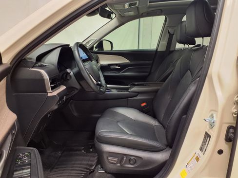 Used 2024 Toyota Grand Highlander FWD image 25