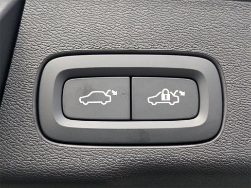 Certified 2025 Volvo XC60 B5 Ultra w/ Protection Package Premier image 15