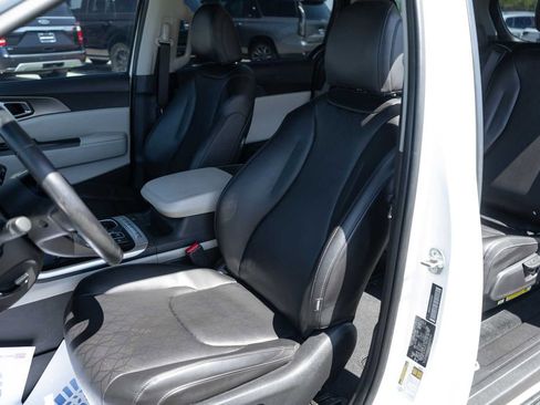 Used 2024 Kia Carnival LX image 13