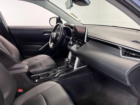 Used 2025 Toyota Corolla Cross XLE FWD image 11