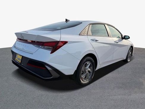 New 2026 Hyundai Elantra SE FWD image 3