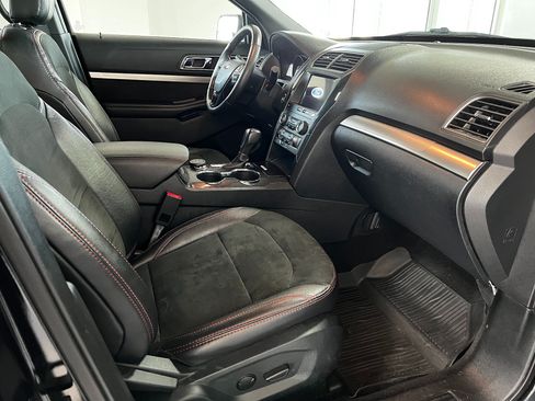 Used 2019 Ford Explorer XLT w/ XLT Sport Appearance Package AWD/4WD image 33