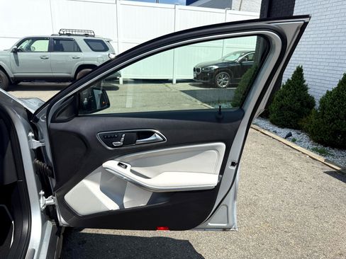 Used 2019 Mercedes-Benz GLA 250 4MATIC image 27