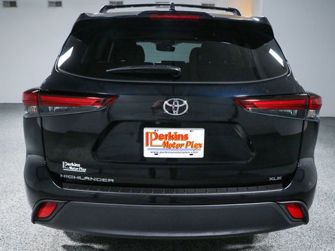 Used 2024 Toyota Highlander XLE FWD image 8