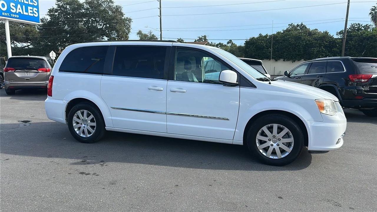 Used 2016 Chrysler Town & Country Touring FWD image 6