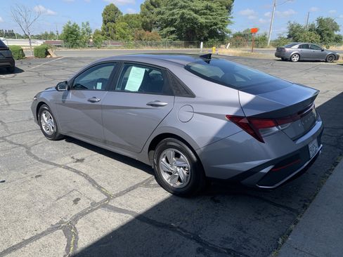 Used 2025 Hyundai Elantra SE FWD image 3