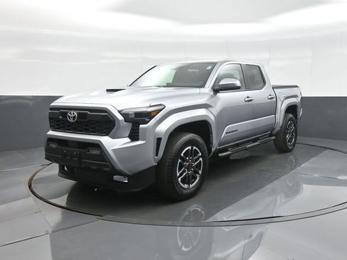 Certified 2025 Toyota Tacoma TRD Sport AWD/4WD image 3
