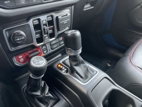 Used 2025 Jeep Wrangler Unlimited Rubicon w/ Convenience Group AWD/4WD image 24