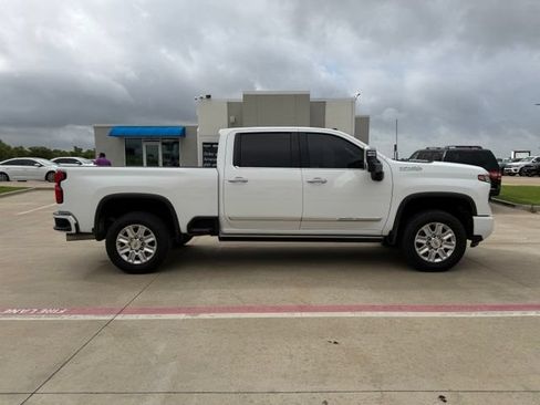 Used 2024 Chevrolet Silverado 2500 High Country w/ Technology Package AWD/4WD image 2