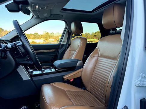 Used 2018 Land Rover Discovery HSE image 3