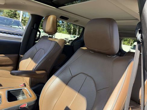 Used 2017 Chrysler Pacifica Limited FWD image 18