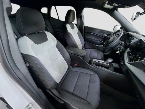 Used 2025 Chevrolet Trax RS w/ Sunroof Package FWD image 31