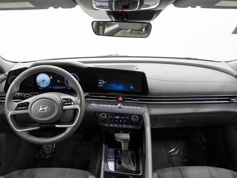 Used 2025 Hyundai Elantra SEL FWD image 13