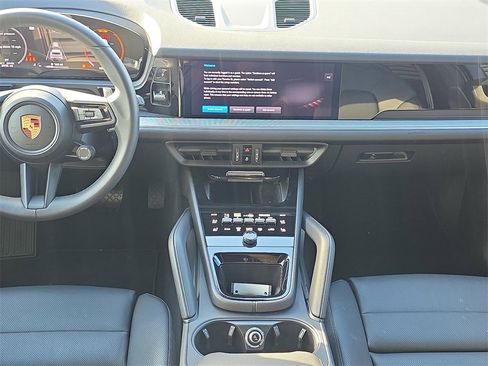 Used 2025 Porsche Cayenne image 22