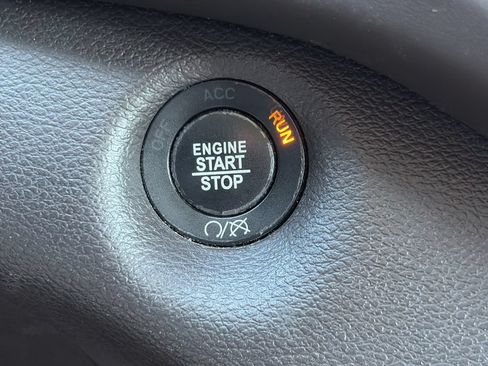 Used 2017 Jeep Cherokee Overland w/ Technology Group FWD image 27