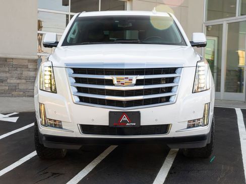 Used 2017 Cadillac Escalade Premium Luxury AWD/4WD image 4