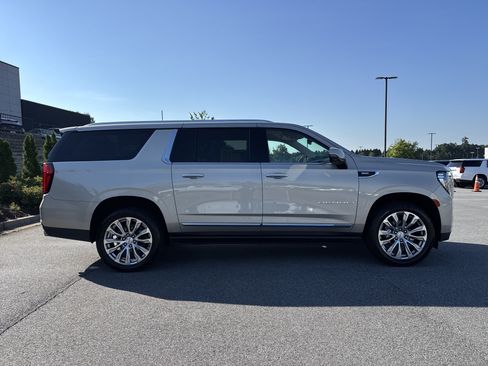 Used 2022 GMC Yukon XL Denali AWD/4WD image 11
