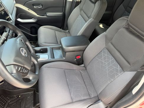 Used 2025 Nissan Frontier SV AWD/4WD image 17