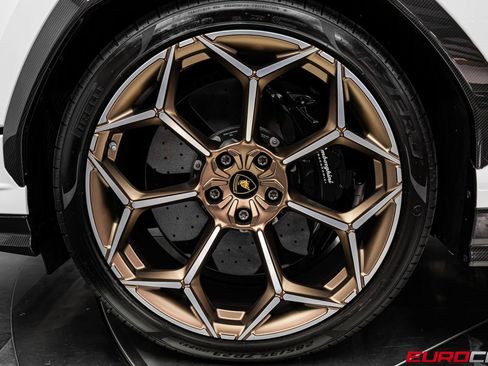 Used 2024 Lamborghini Urus Performante AWD/4WD image 30