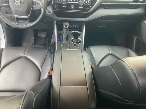 Used 2022 Toyota Highlander XLE image 11