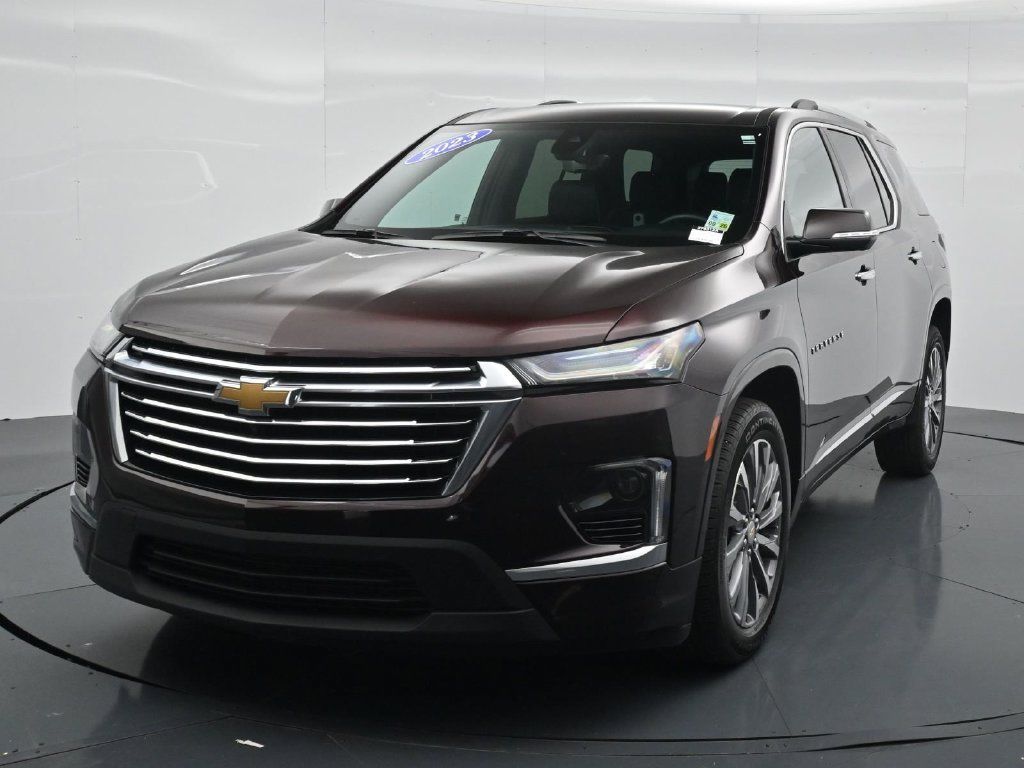 Used 2023 Chevrolet Traverse Premier FWD image 2