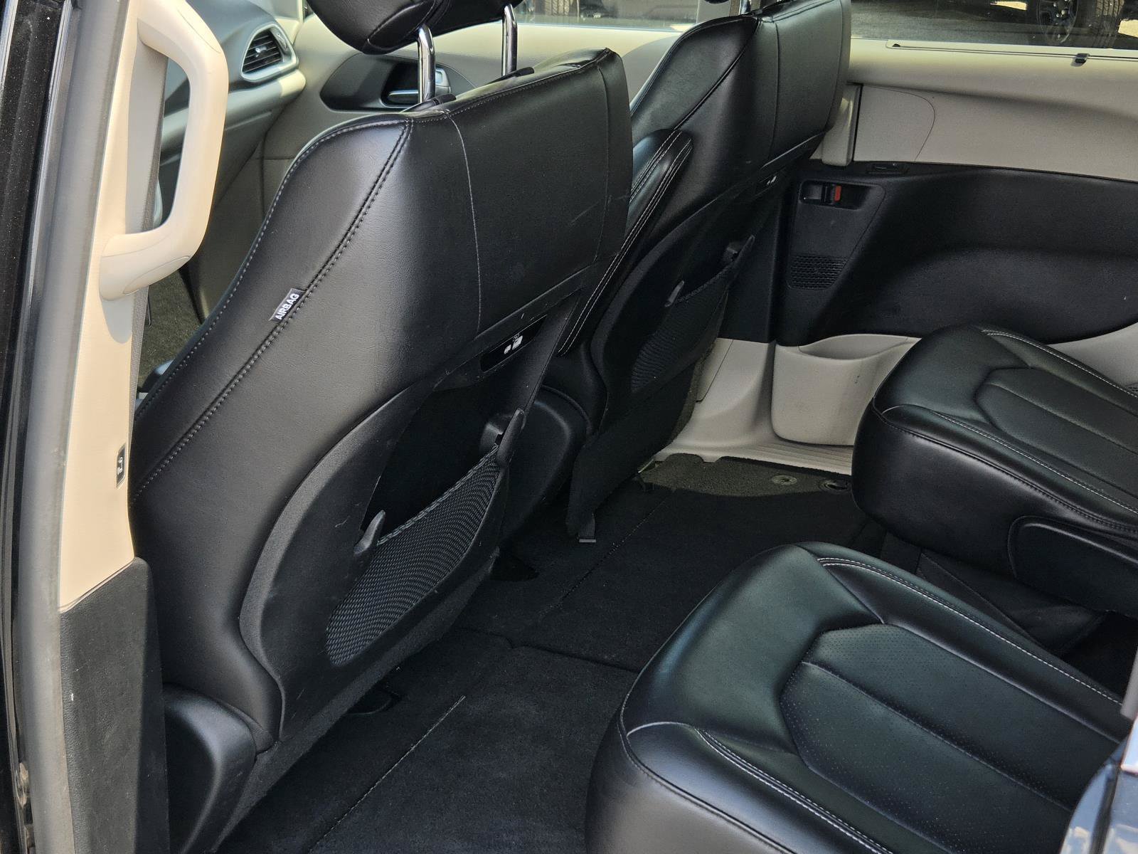 Used 2023 Chrysler Pacifica Touring-L FWD image 31