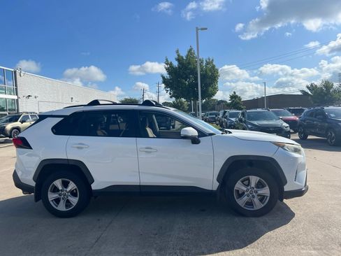 Used 2019 Toyota RAV4 XLE w/ Convenience Package FWD image 3
