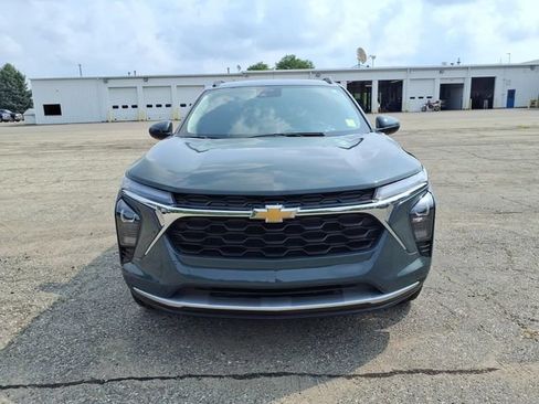 Used 2025 Chevrolet Trax LT w/ Driver Confidence Package FWD image 2