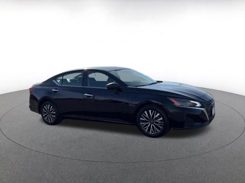 Used 2025 Nissan Altima 2.5 SV image 2