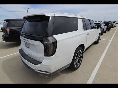Used 2025 Chevrolet Suburban High Country AWD/4WD image 8