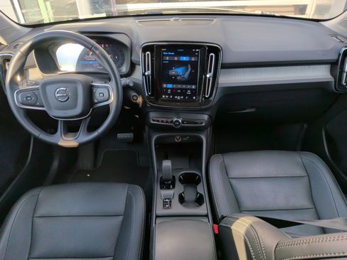 Used 2025 Volvo XC40 B5 Core image 19