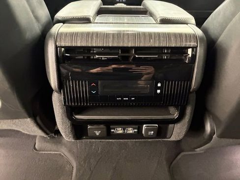 Used 2024 Jeep Wagoneer L Series II w/ Flexible Seating Group AWD/4WD image 19